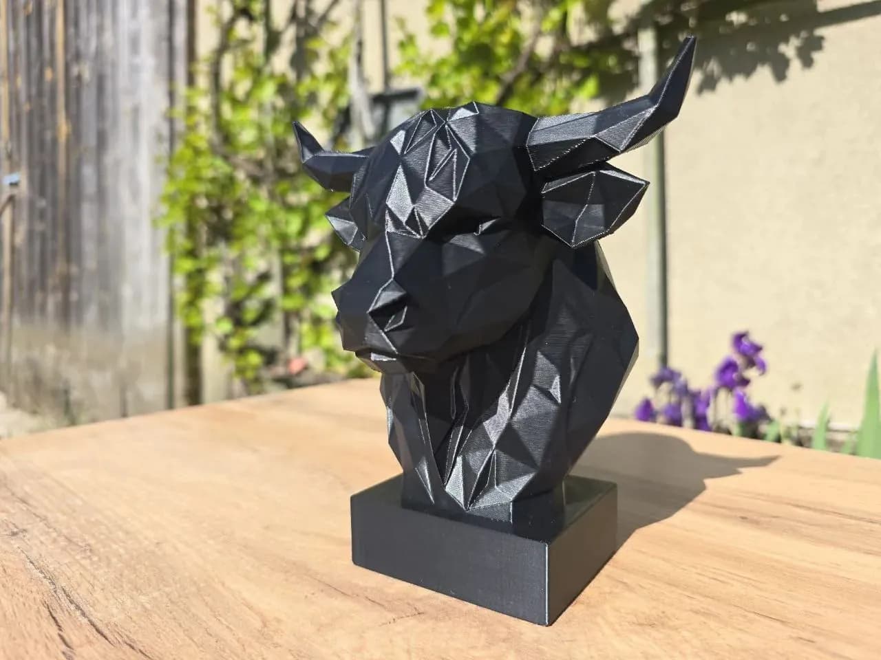 STL - Busto de toro low poly render 5