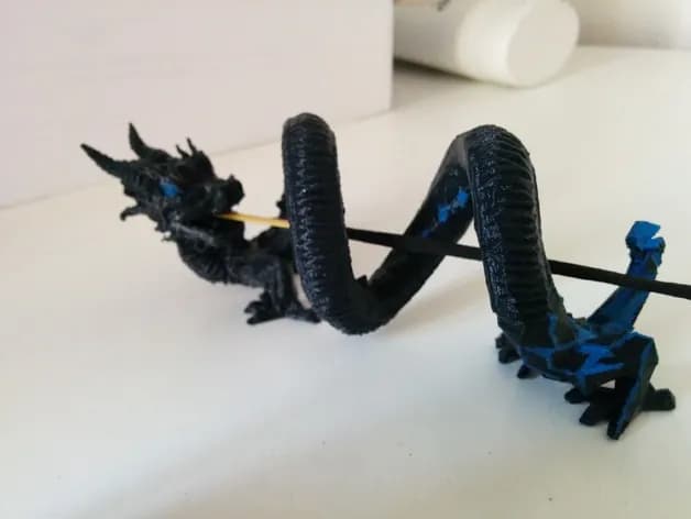 STL - Dragón negro con detalles en azul