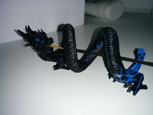 STL - Dragón negro con detalles en azul