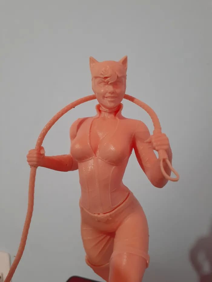 STL - Figura de Catwoman con látigo render 2
