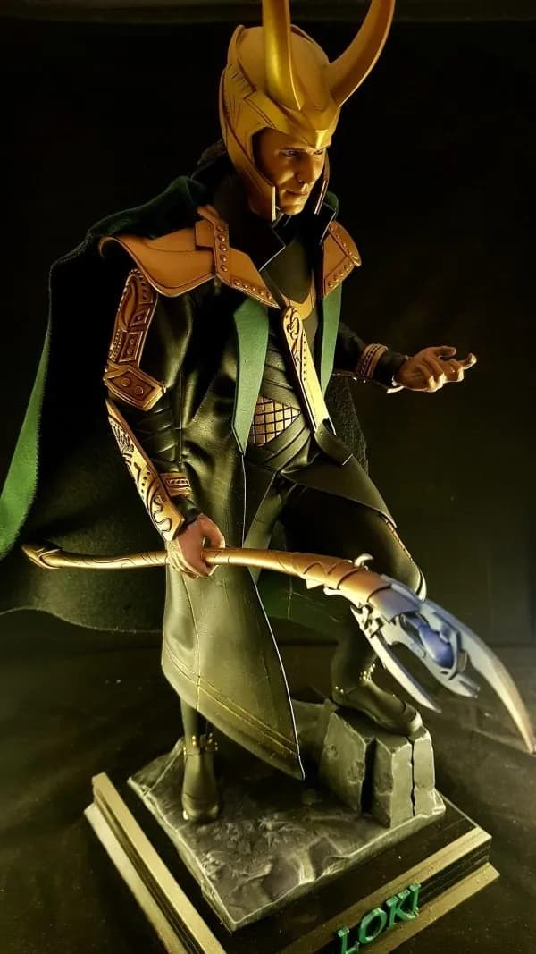 STL - Figura de Loki con casco y cetro