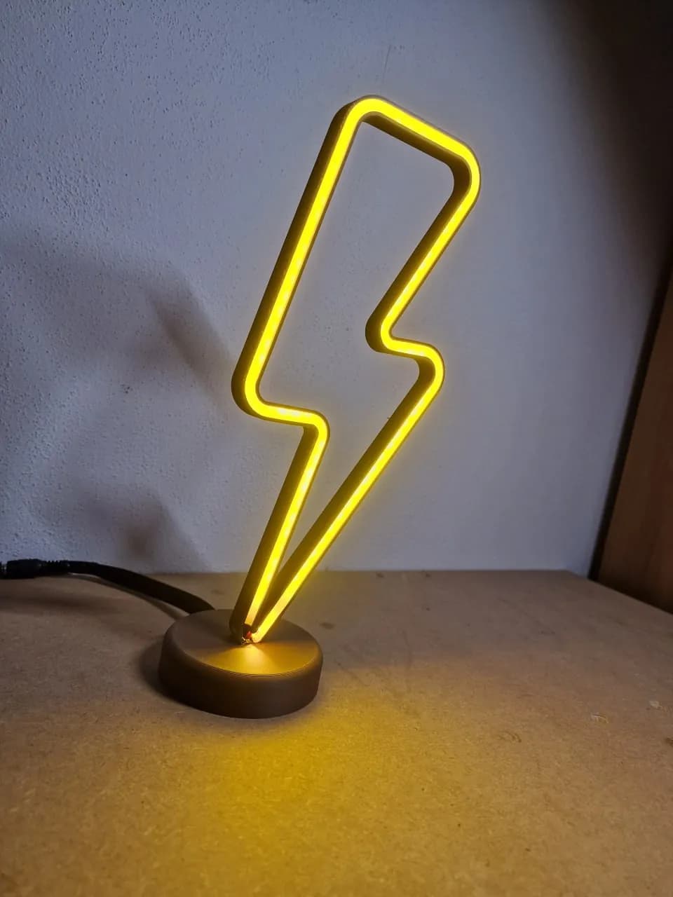 STL - Lámpara de neón con forma de rayo render 2