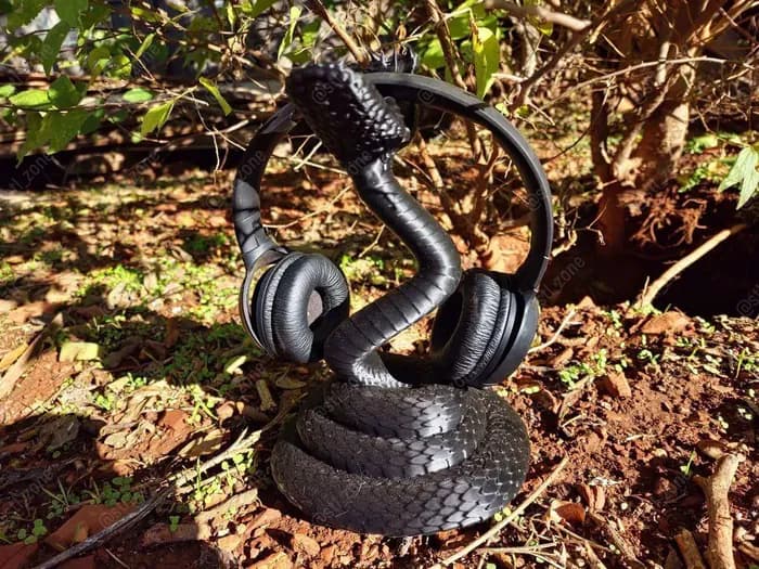 STL - snake headphone stand render 2