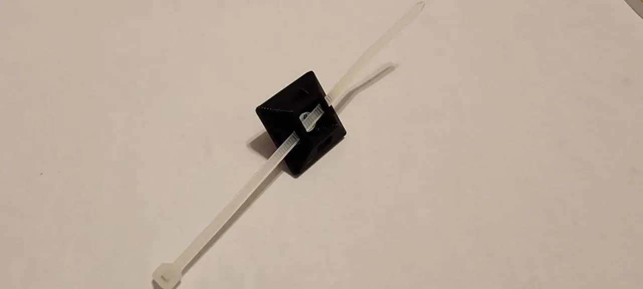 STL - Soporte de cable con abrazadera render 4