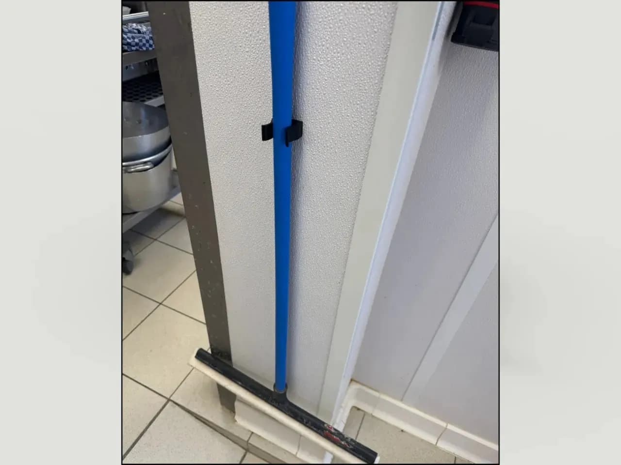 STL - Soporte para escoba con 3 tamaños render 2