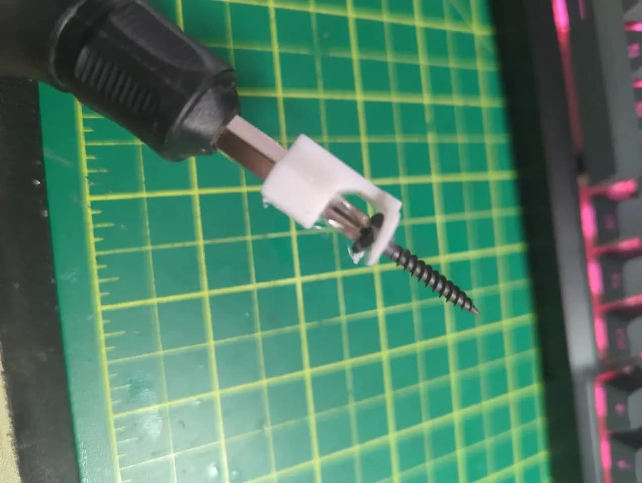 STL - Accesorio para control de tornillos con una mano render 2