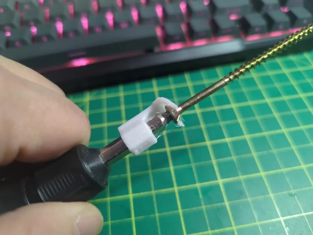 STL - Accesorio para control de tornillos con una mano render 3