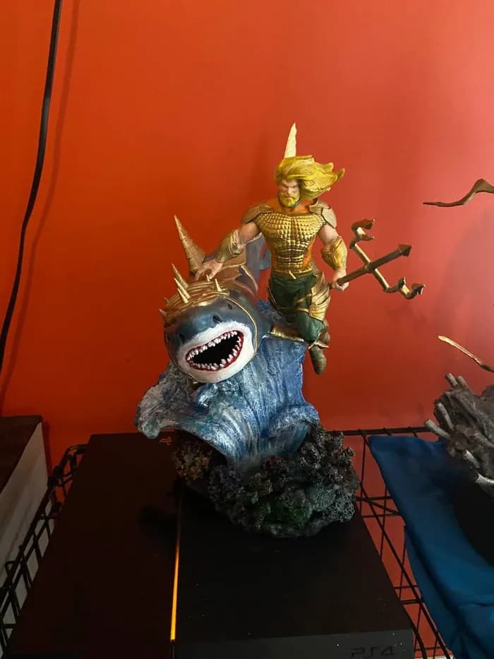 STL - Aquaman montado en tiburón con tridente render 3