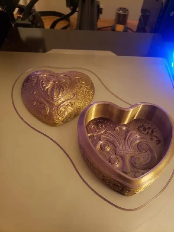 STL - Caja con Forma de Corazón Dorado con Relieve render 1