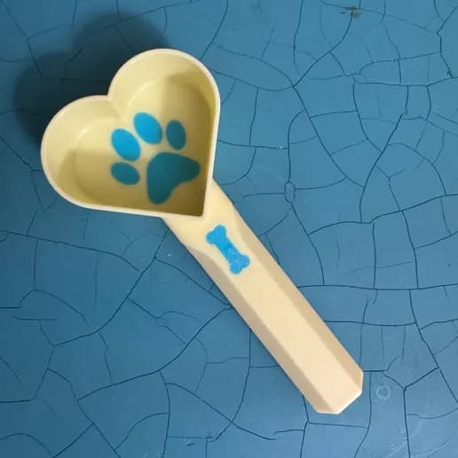 STL - Cuchara medidora para comida de perro con huella y hueso render 2