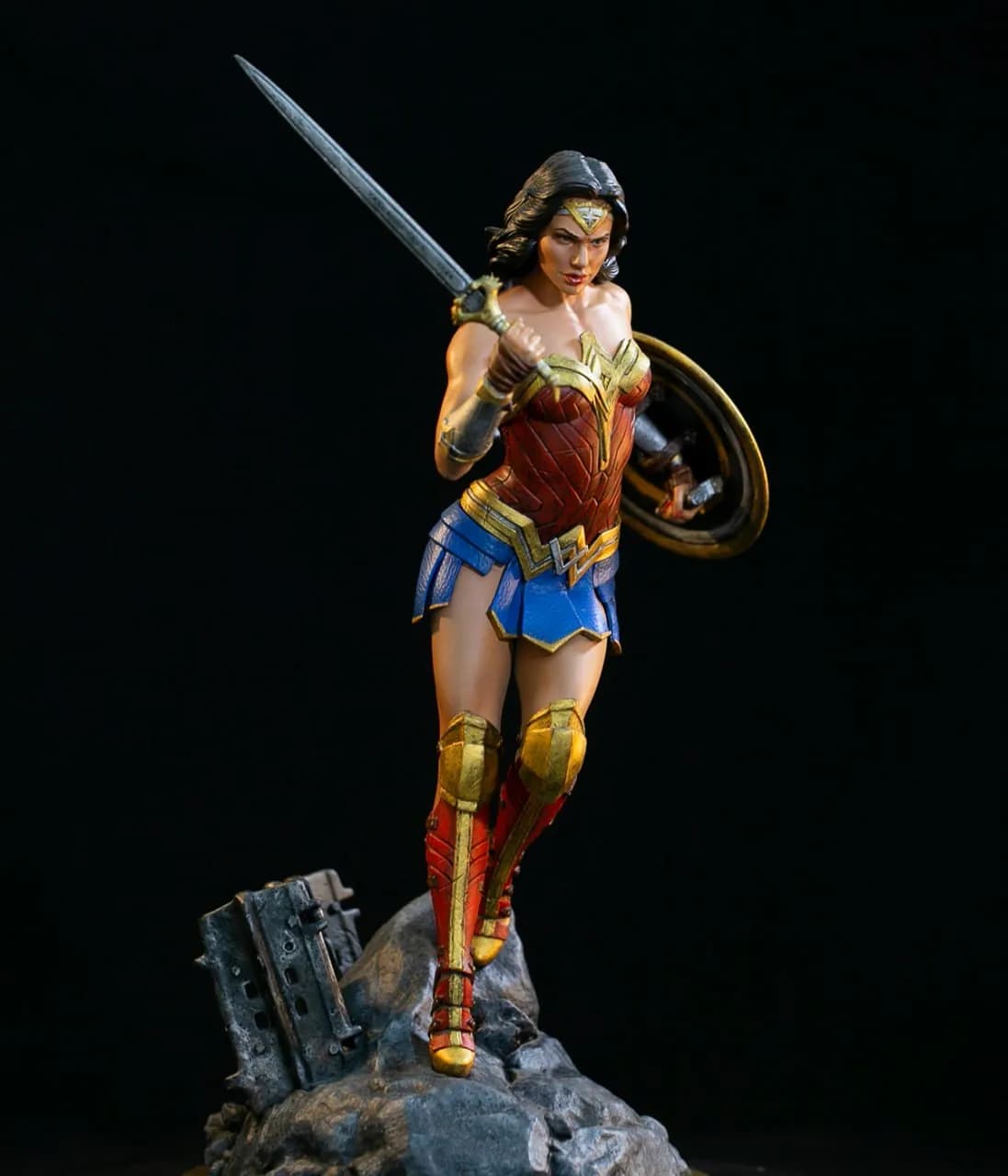 STL - Figura De Wonder Woman Con Espada Y Escudo render 4