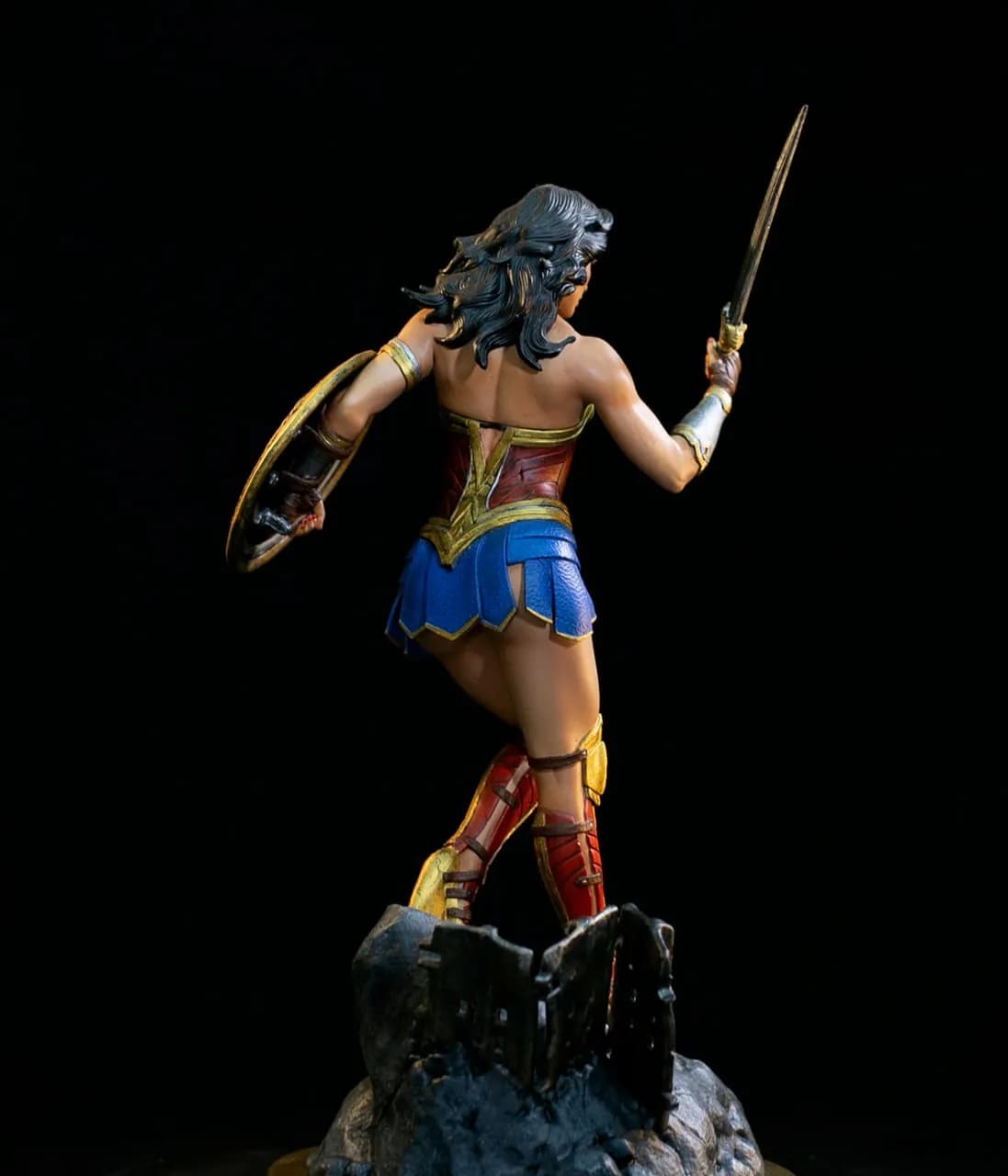STL - Figura De Wonder Woman Con Espada Y Escudo render 5