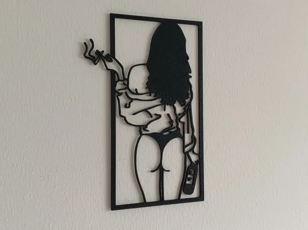 STL - Figura Femenina Fumando con Botella render 1
