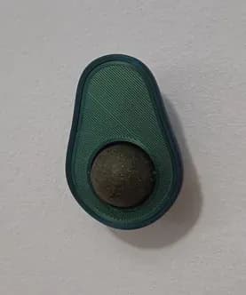 STL - Juguete giratorio de aguacate para gatos con bola de hierba gatera render 2