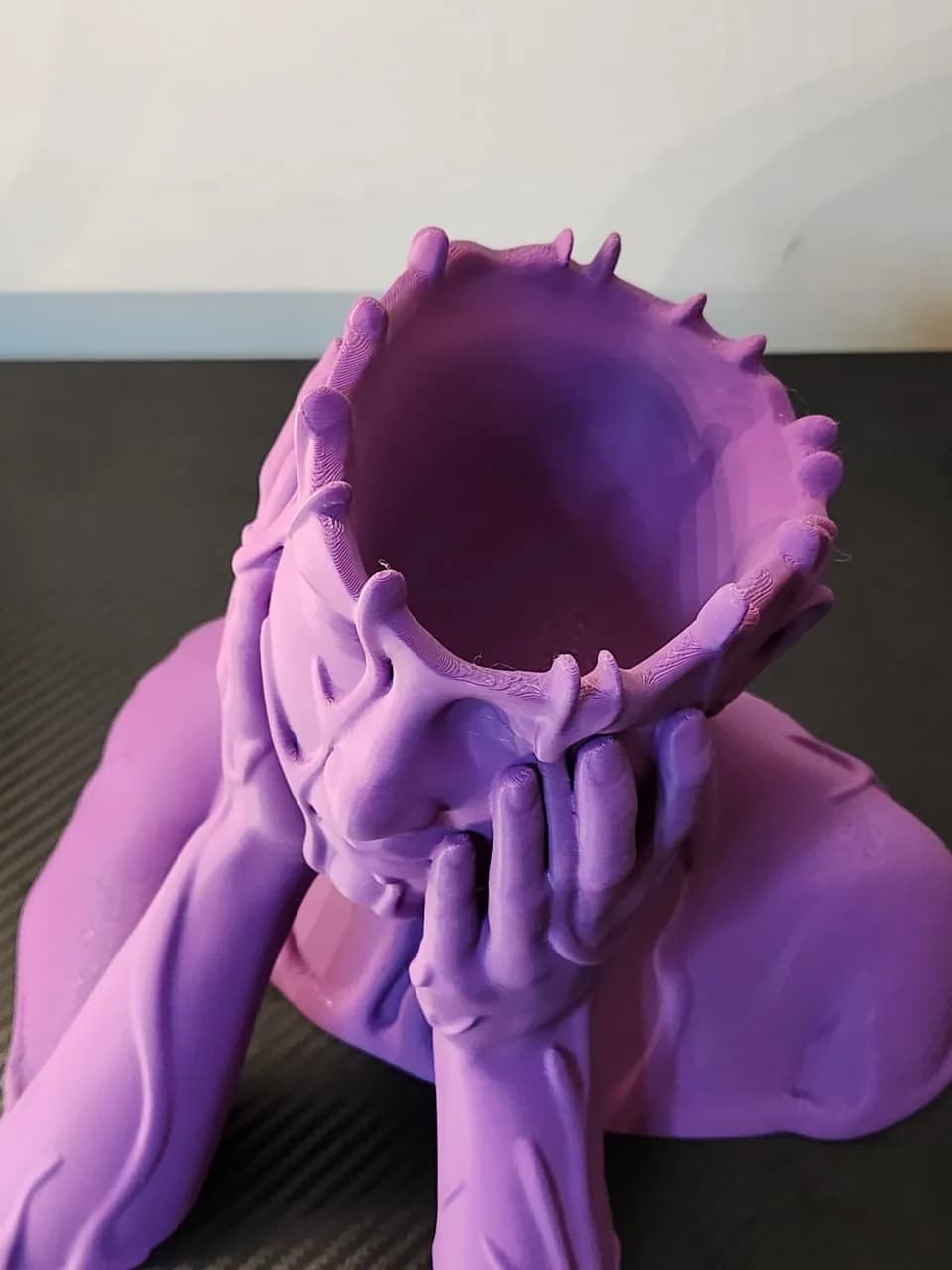 STL - Maceta de cabeza de mujer con expresión de angustia render 2