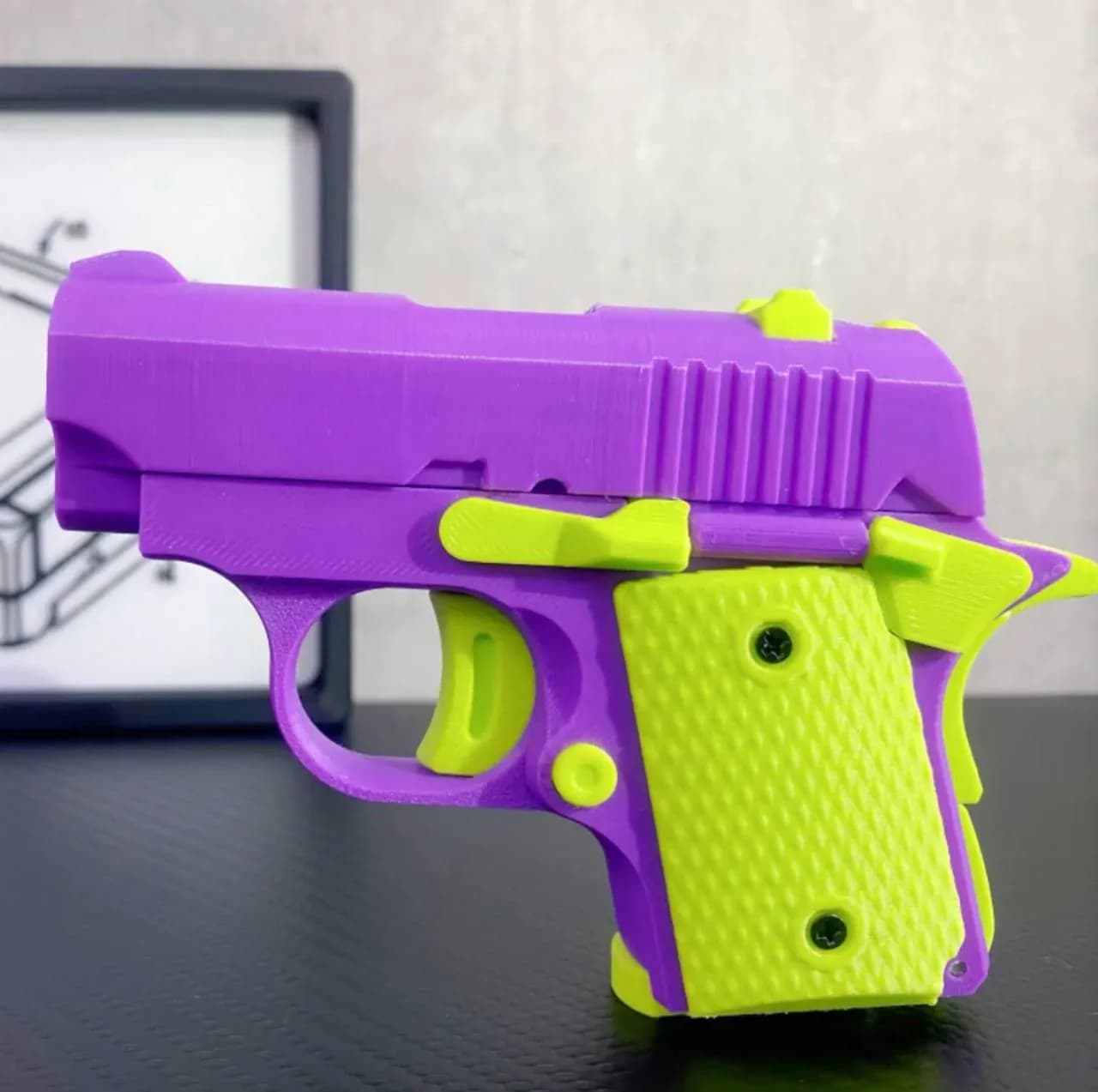STL - Miniatura de pistola 1911 en rosa y blanco render 2