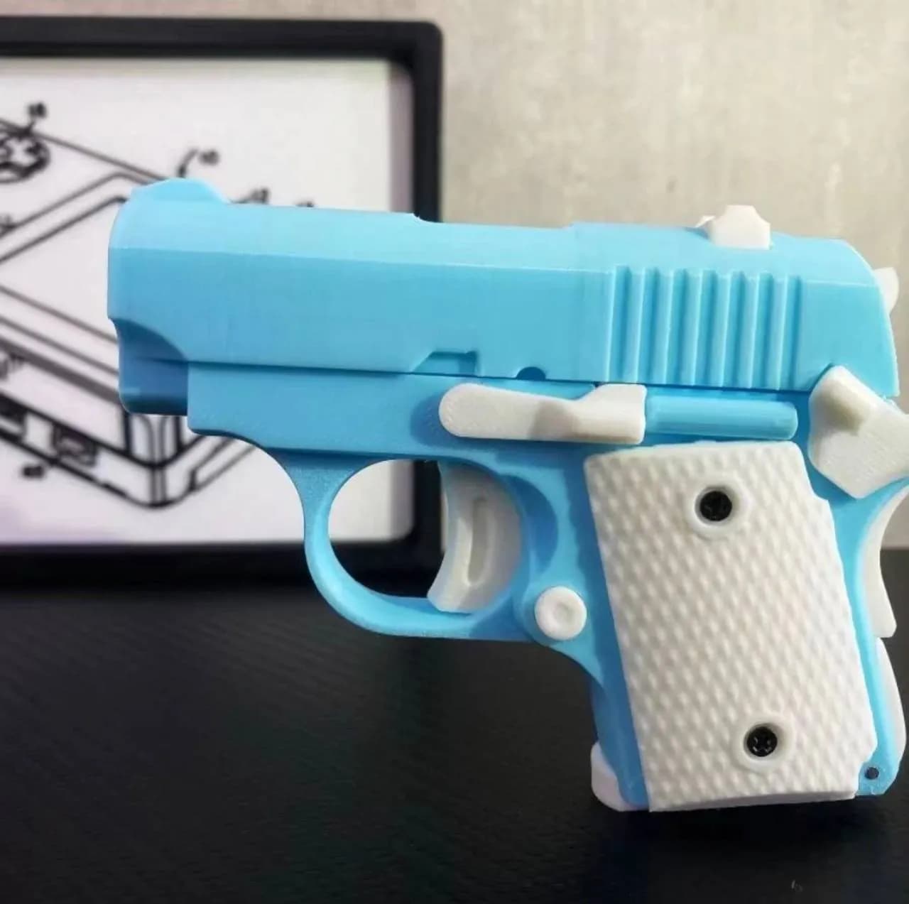 STL - Miniatura de pistola 1911 en rosa y blanco render 3
