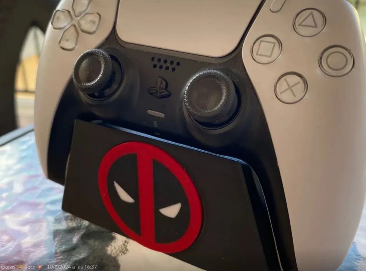 STL - Soporte de control Deadpool para PS5 render 1