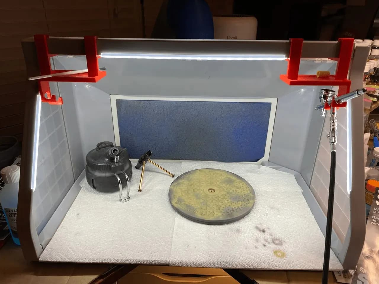STL - Soporte para aerógrafo con estante render 1