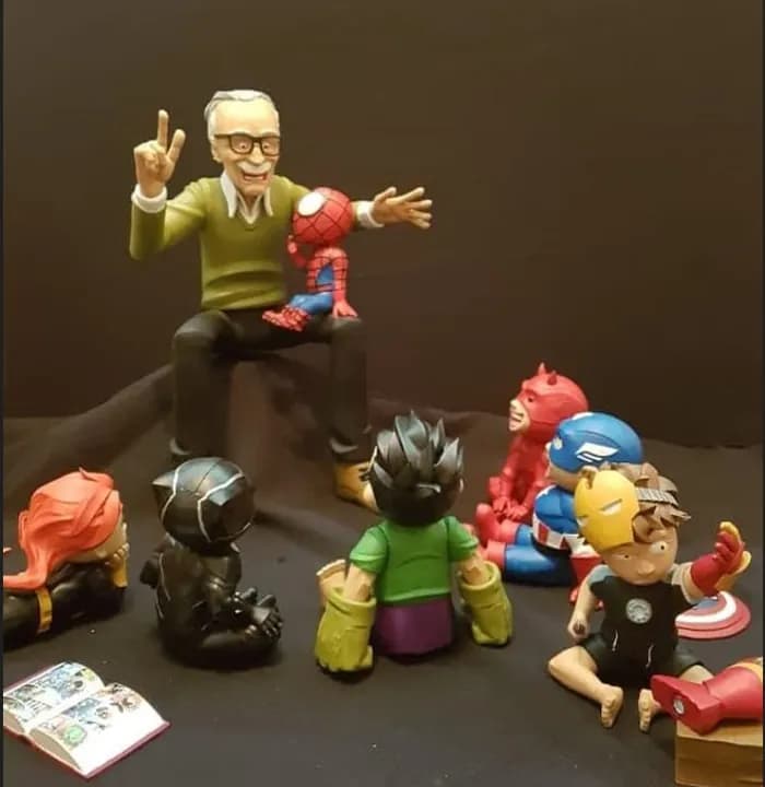 STL - Stan Lee y figuras de Marvel chibi render 1